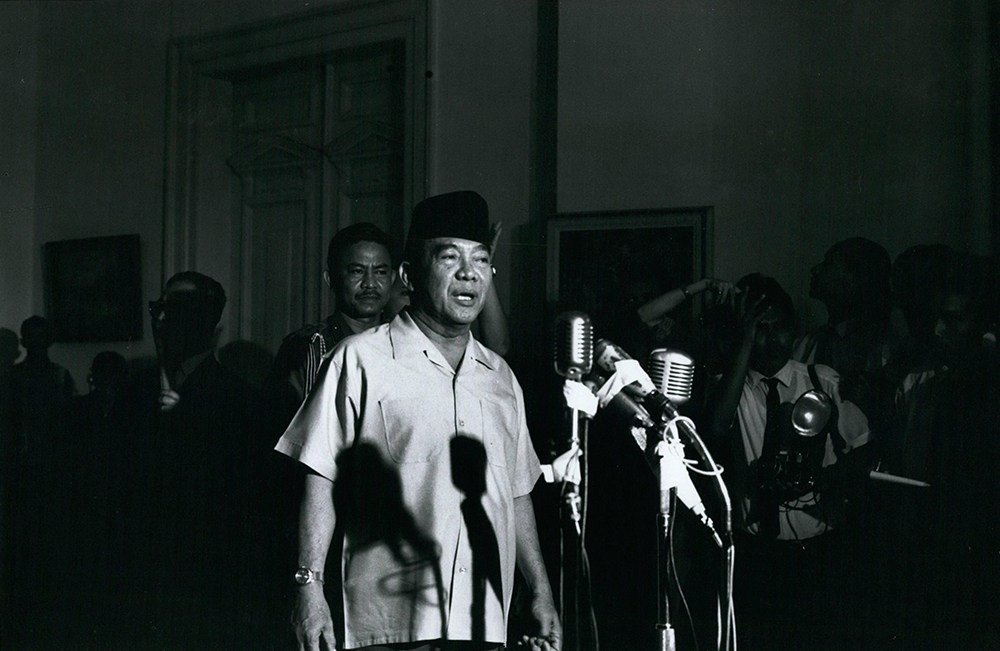 President Sukarno at Istana Palace in Djakarta, Indonesia, on 14 October 1965, announcing appointment of Maj Gen. Suharto as Army Chief of Staff (Keystone Press/Alamy)